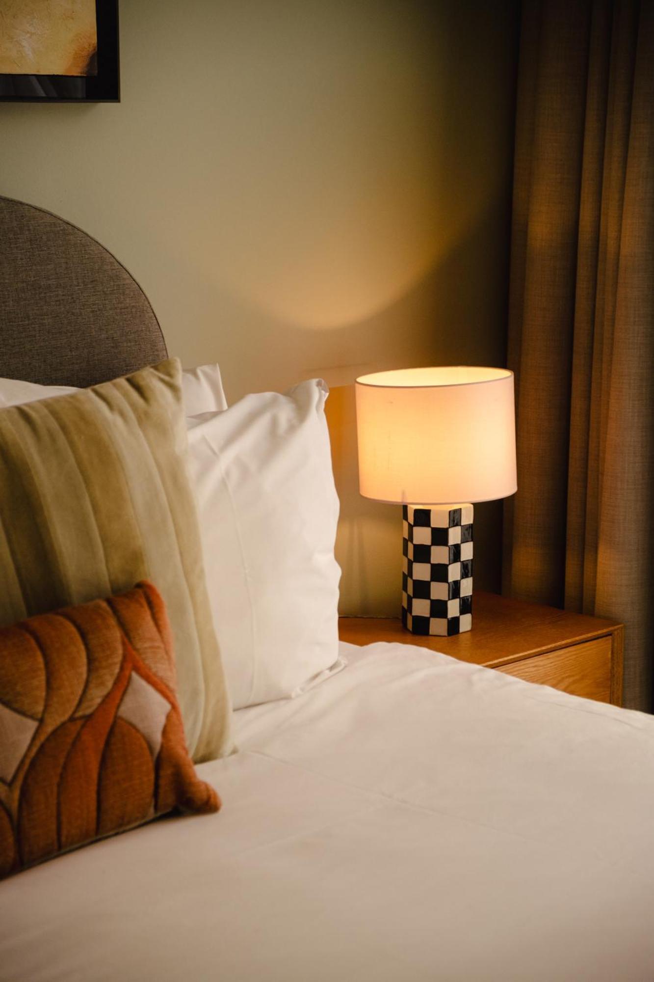 Finch Boutique Hotel, Downtown เดเวนเตอร์ ภายนอก รูปภาพ